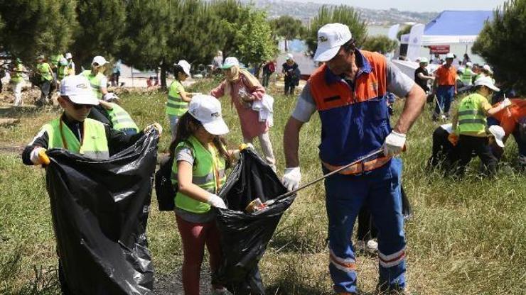 Büyükçekmece Gölü çevresinde tonlarca atık toplandı