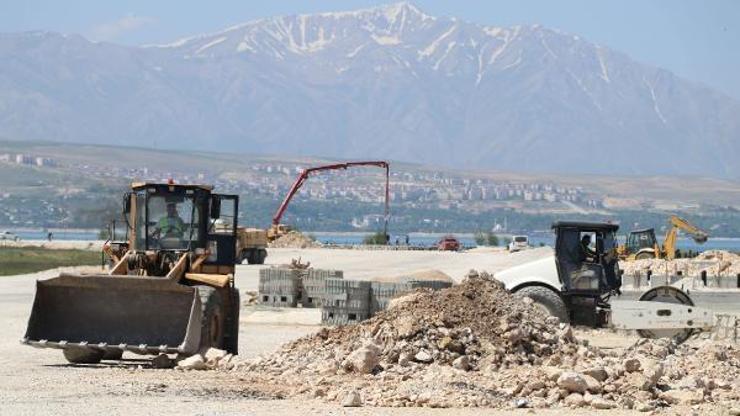 Van Gölü kıyısında 16 kilometrelik sahil bandı yolu yapılıyor