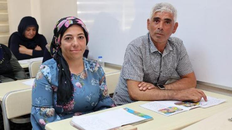 3 çocuklu çift, ehliyet almak için okuma yazma öğreniyor