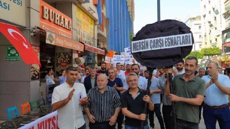 Mersinde tarihi Zafer Çarşısı esnafı, tahliye kararına tepki gösterdi