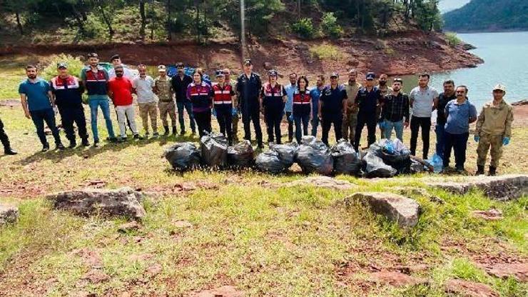 Jandarma ekipleri, Kalecik Barajı çevresinde temizlik yaptı
