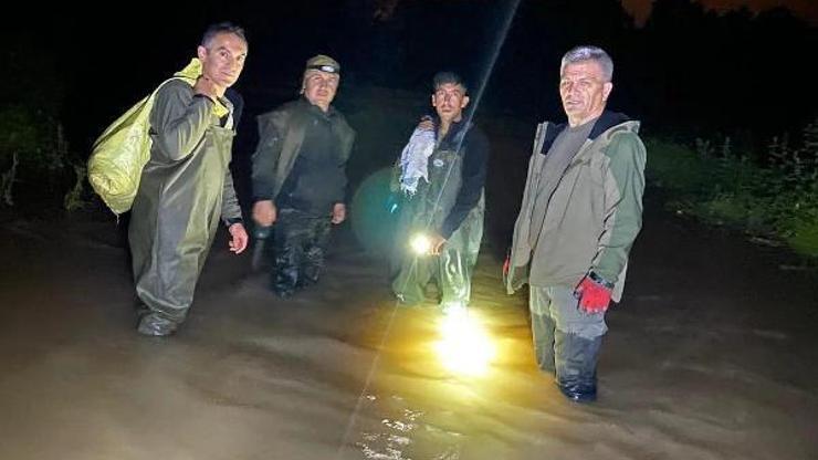 Kaçak avcıların göle bıraktığı 500 metre ağ çıkarıldı