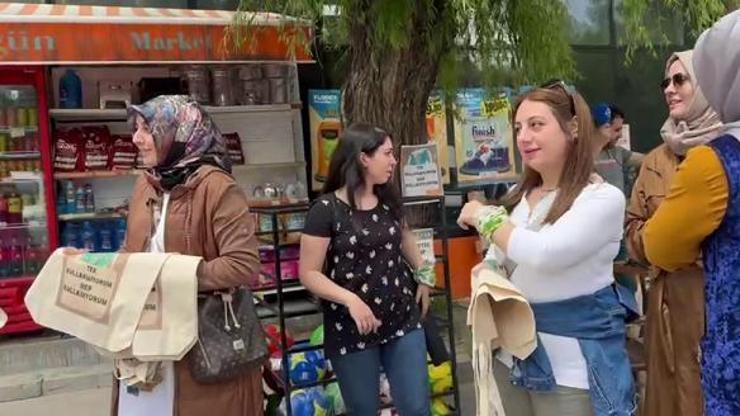 Profesör, plastik farkındalığı için öğrencilerle bez poşet ve cam şişe dağıttı