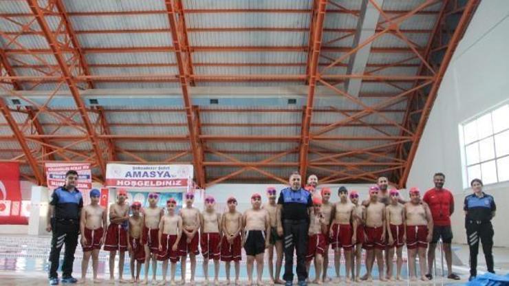Amasya Polisinden çocuklara yüzme kursu