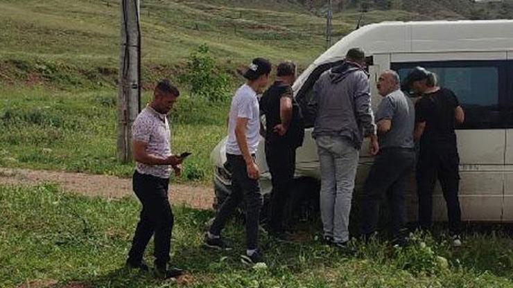 Kırıkkalede ön teker aksı kopan otomobil, öğrenci servisine çarptı: 17 yaralı