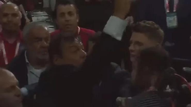 Ergin Ataman maç sonrası salondakilerle tartıştı