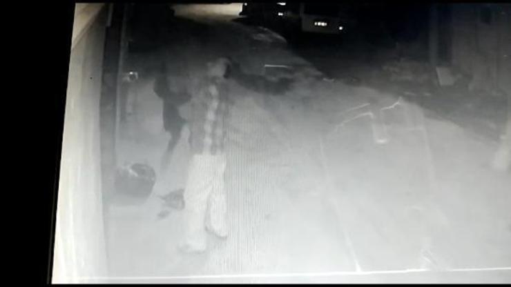 Balkondan kıyafet çalan hırsız güvenlik kamerasına yakalandı