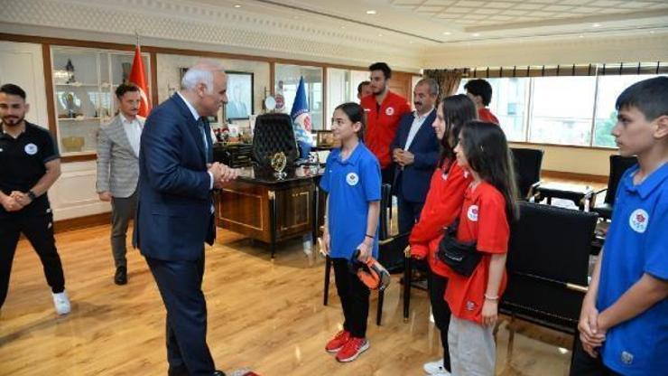Başkan Zorluoğlu, şampiyon sporcuları ağırladı