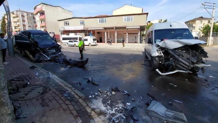 Servis minibüsü ile otomobil çarpıştı; 1’i bebek 3 yaralı