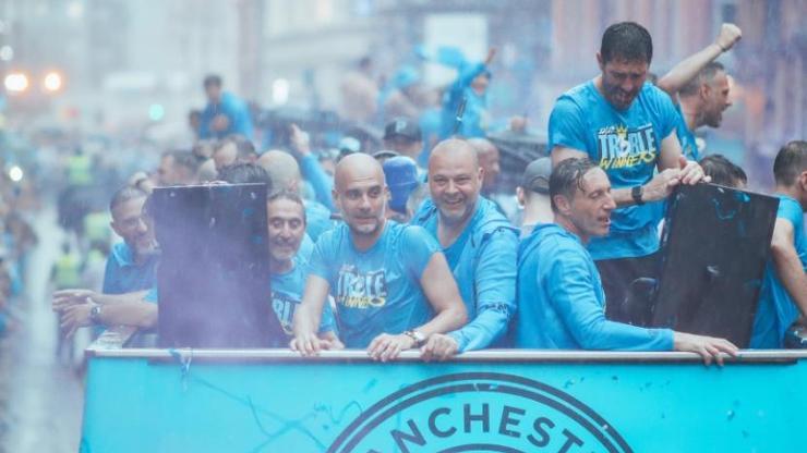 Sezonu 3 kupayla kapatan Manchester City şehir turu attı