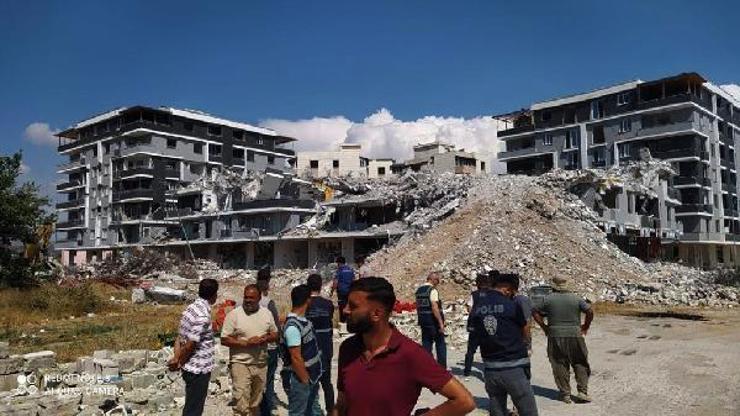 Yıkım sırasında devrilen iş makinesi operatörü yaralandı