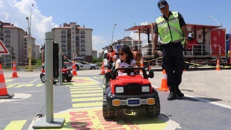 Akülü araç kullanan çocuklar trafik kurallarını öğrendi