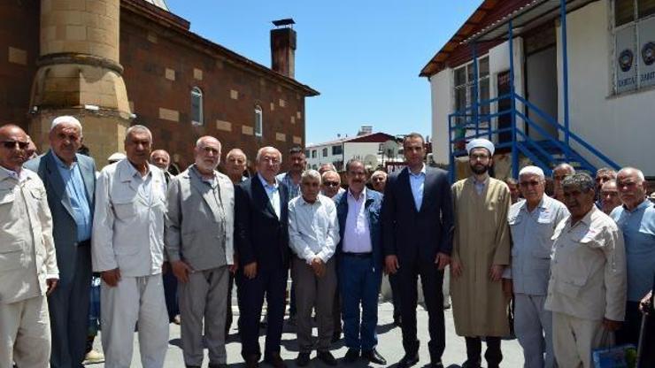 Adilcevaz’da hacı adayları kutsal topraklara uğurlandı