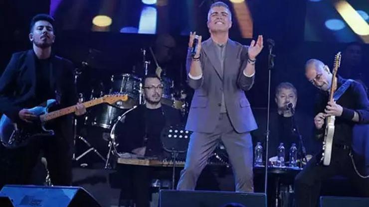 Özcan Deniz hayranlarını coşturdu