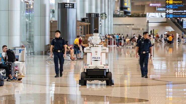 Robot polis iş başında