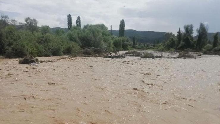 Şiddetli sağanak hayatı felç etti, tarım arazileri zarar gördü