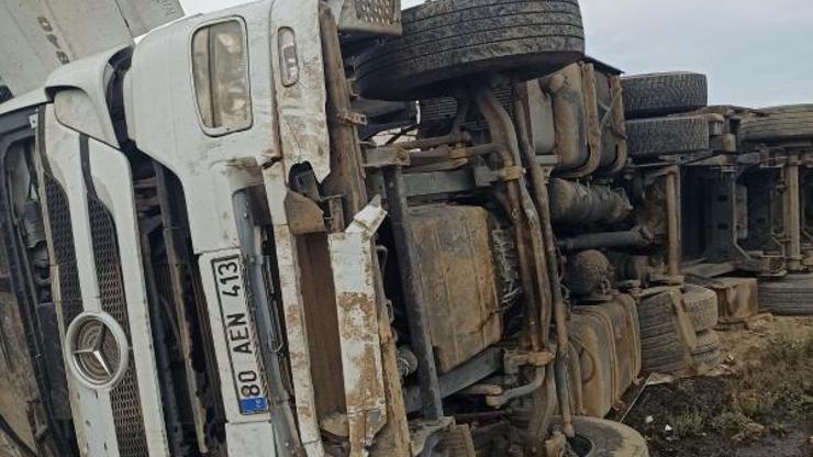 Kayseride mısır yüklü TIR şarampole devrildi: 1 yaralı