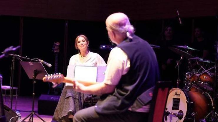 3üncü İzmir Uluslararası Film ve Müzik Festivalinde Zuhal Olcay sahne aldı