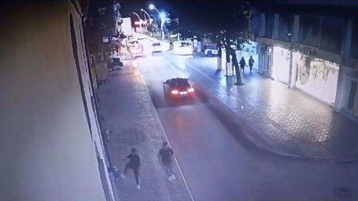 Caminin bağış kumbarası ve su borusunu tekmeleyip gittiler