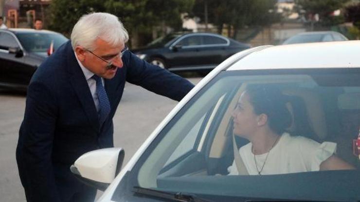 Tatil için yola çıkanlara şeker ve çikolata ikram ettiler