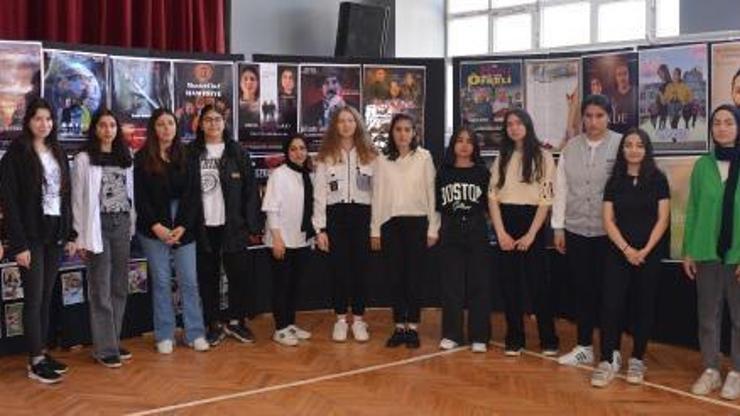 Öğretmenlerinin fotoğraflarını milyonların izlediği film afişlerinde tasarladılar