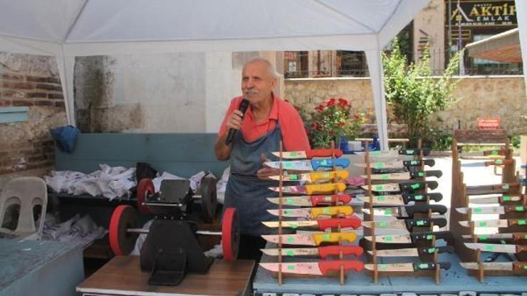Şarkı söyleyerek bıçakları kurbana hazırlıyor