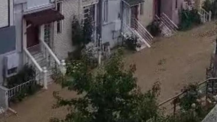 Silivride sağanak yağışın ardından yollar nehre döndü