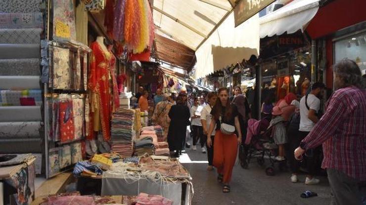 Tarihi Kemeraltı Çarşısında bayram yoğunluğu