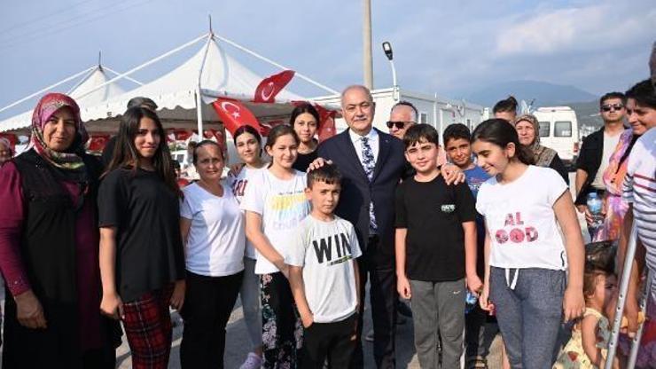 Osmaniye’de protokol mensupları, konteyner kentte vatandaşlarla bayramlaştı