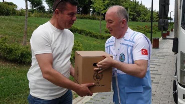 Şehit yakınları ve gazilerle bayramlaşan TSK Mehmetçik Vakfı, kurban eti dağıttı