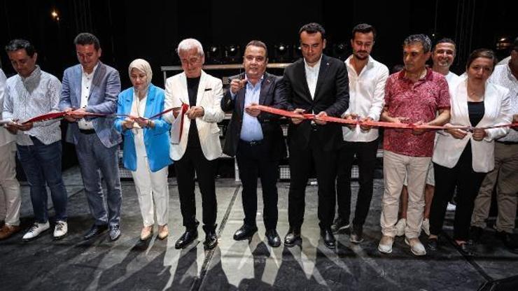 Finike Cumhuriyet Meydanının açılışı yapıldı