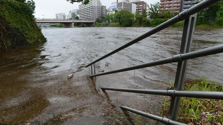 Japonya sele teslim: On binlerce kişi için tahliye çağrısı