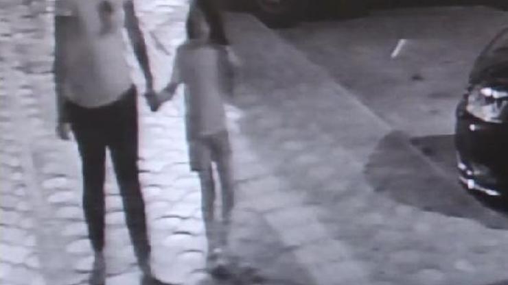 Yanlarındaki çocuğa mağaza önündeki pufu çaldırdılar