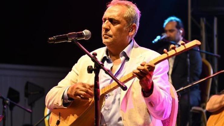 Yavuz Bingöl, Osmaniye’de depremzedelere konser verdi