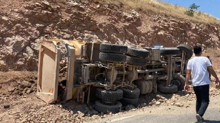Siirt’te hafriyat kamyonu devrildi: 1 yaralı