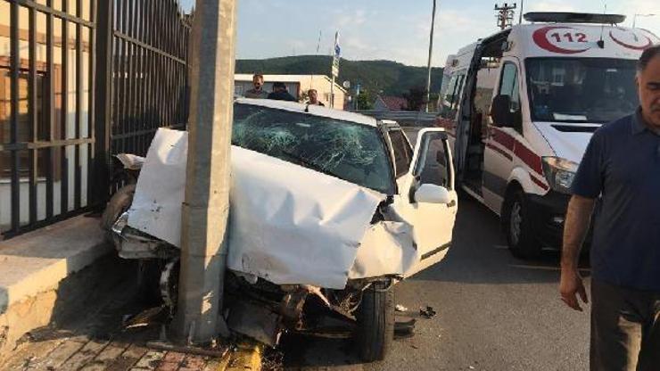 Hafif ticari araca ve elektrik direğine çarpan otomobildeki 2 kişi yaralandı