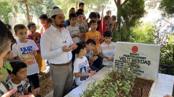 Midyat’ta Kuran Kursu öğrencileri, 15 Temmuz şehidinin mezarını ziyaret etti