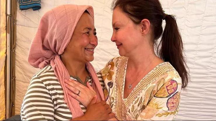 Ünlü oyuncu Ashley Judd deprem bölgesinde