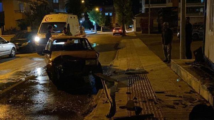 Otomobil zabıta kulübesine çarptı : 4 yaralı