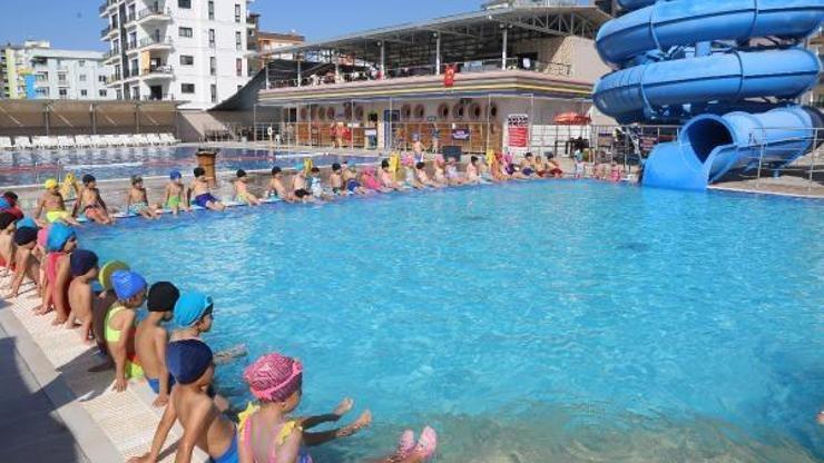 Çocuklar ücretsiz yüzme kursuyla serinliyor