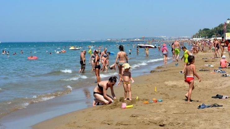 Turistler Sidede denizde serinledi