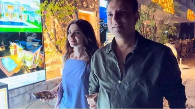 Rafet El Roman ile sevgilisi kol kola