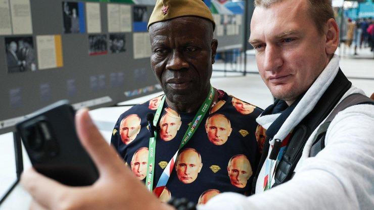Afrikalı diplomattan Putinli gömlek
