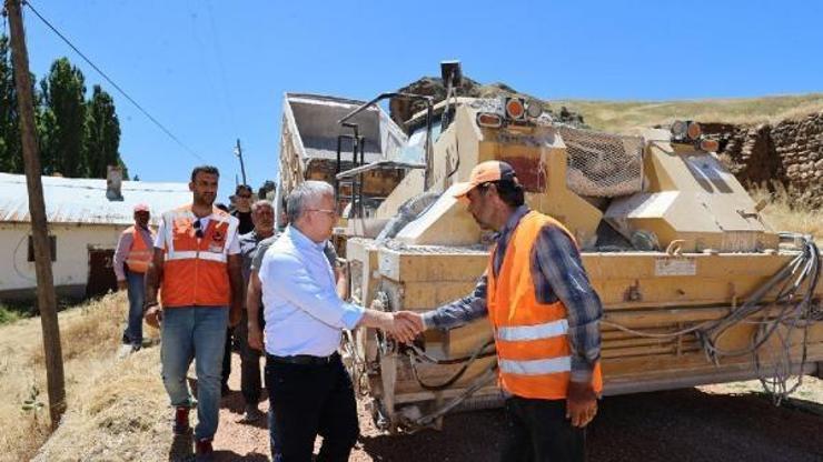 Güründe köy yollarını iyileştirme çalışmaları sürüyor