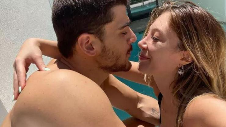 Yasmin Erbil ve Yiğit Poyrazdan romantik poz
