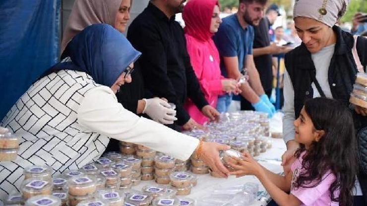 Sacaktepede 10 bin kişilik aşure dağıtıldı