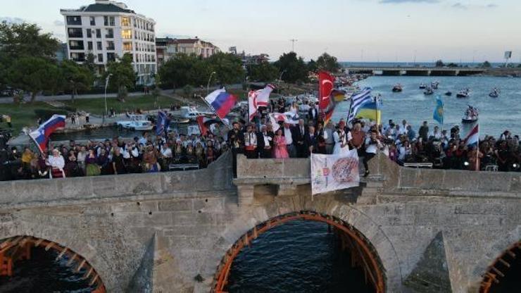 100 ülkenin bayrağı Kanuni Sultan Süleyman Köprüsünde buluştu