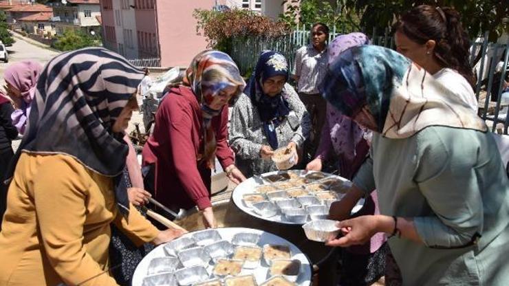 Mahalleliden imece usulü aşure günü