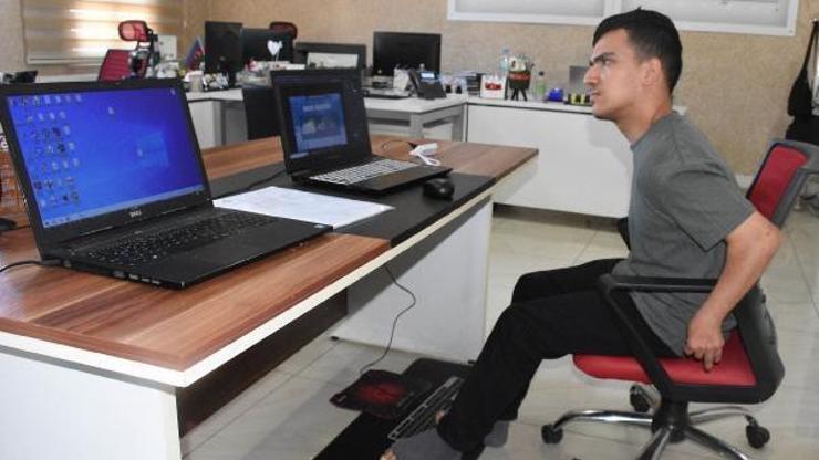 Ayaklarıyla bilgisayar kullanan depremzede, belediyede staj görüyor