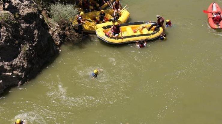 Rafting heyecanını yaşarken serinlediler